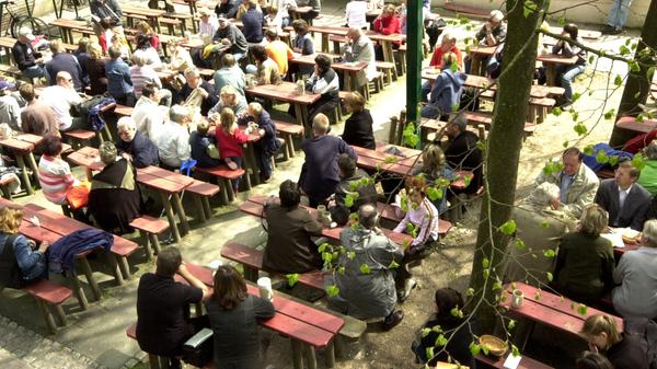 Heute wie damals, dieses Bild ist mehr als zehn Jahre alt, sitzen die Besucher gemütlich an den Bierbänken.