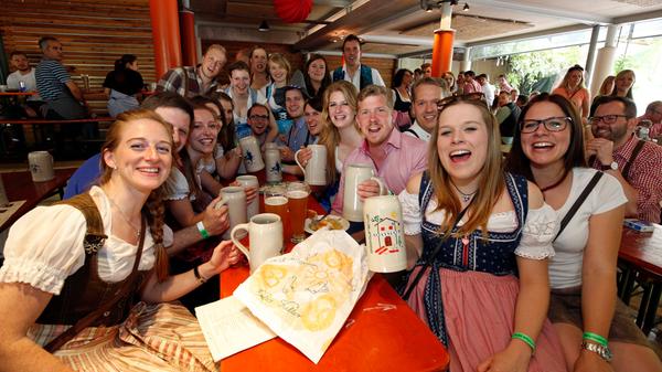 Zahlreiche Stammtische treffen sich auch regelmäßig am Entlas, hier zum Beispiel der Bergstammtisch der deutschen Studentenreiter.