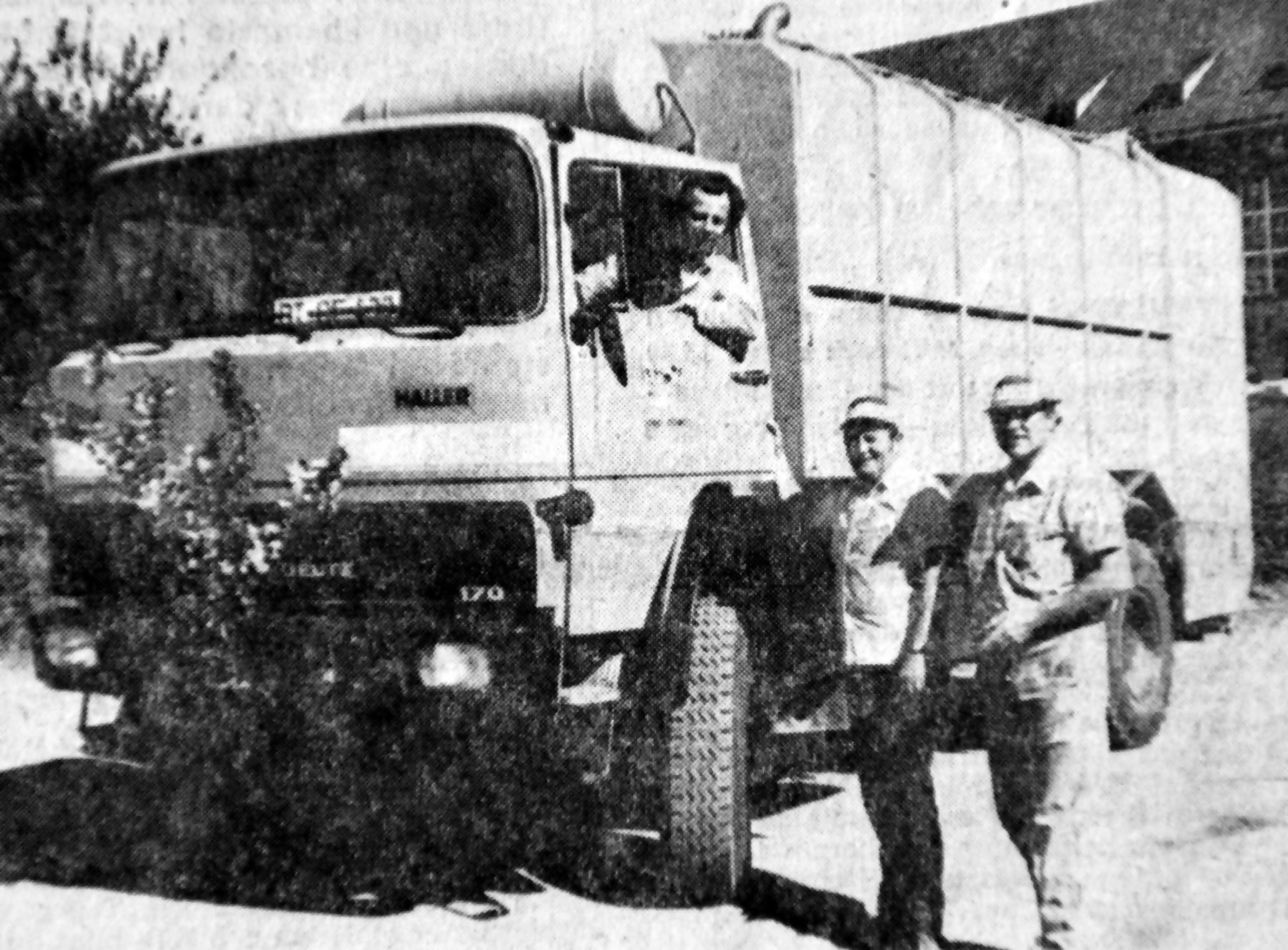 Ende der 1970er-Jahre ging mit der letzten Fahrt eines stadteigenen Müllautos ein Stück Pegnitzer Tradition zu Ende. Der 1974 in Dienst gestellte Lastwagen hatte in drei Jahren rund 43.000 Kilometer zurückgelegt, ehe die Müllentsorgung in den Aufgabenbereich des Landkreises überging. Für den NN-Fotografen präsentierten sich der Fahrer Bruno Hanisch sowie die Müllwerker Manfred Betzholz und Nikolaus Oswald vor ihrem mit Flieder geschmückten Fahrzeug. Dabei handelt es sich um einen Magirus-Deutz mit luftgekühltem Motor, damals ein weit verbreitetes Modell für Kommunalfahrzeuge wie Müllwagen.