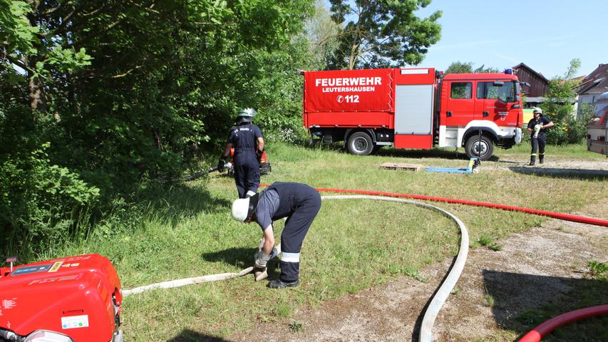 Musik, Feuer, Holzwurf: Feuerwehrübung in Lehrberg mit Polizeieinsatz