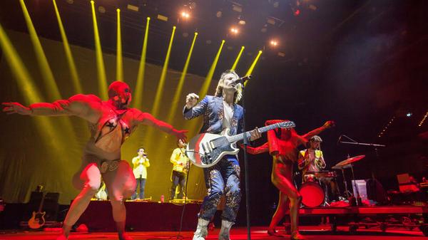 Songs wie "Anti anti" dröhnen seit einem guten Jahrzehnt aus den Speakern und Kopfhörern einer ganzen Generation - am Samstag brachten Bonaparte bei Rock im Park die Arena zum Beben.