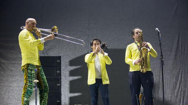 Songs wie "Anti anti" dröhnen seit einem guten Jahrzehnt aus den Speakern und Kopfhörern einer ganzen Generation - am Samstag brachten Bonaparte bei Rock im Park die Arena zum Beben.