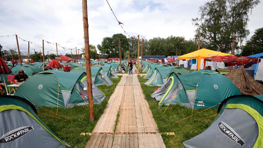 Trotzdem waren die rund 200 fertig ausstaffierten Unterkünfte im neuen Backstage Camp laut Veranstalter ausverkauft.