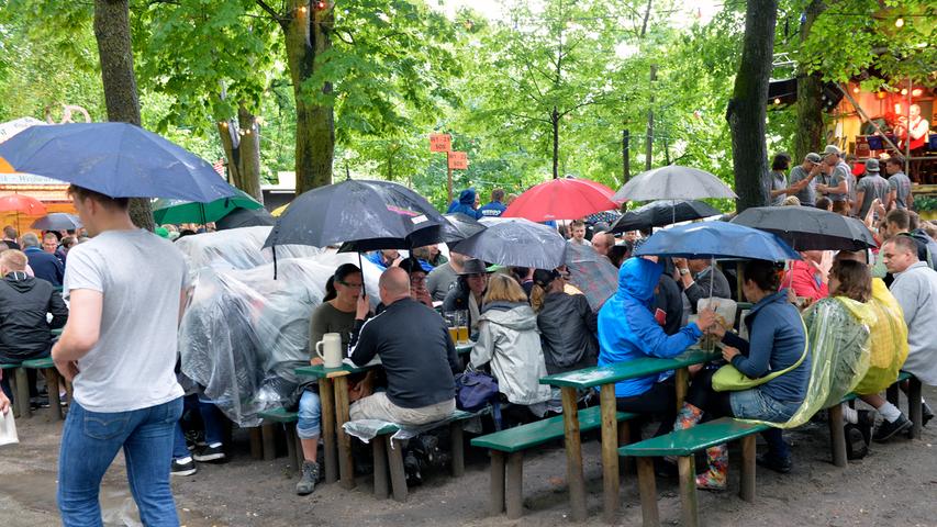 Schirm und Plane: Regen macht Berg-Frühschoppen nichts aus