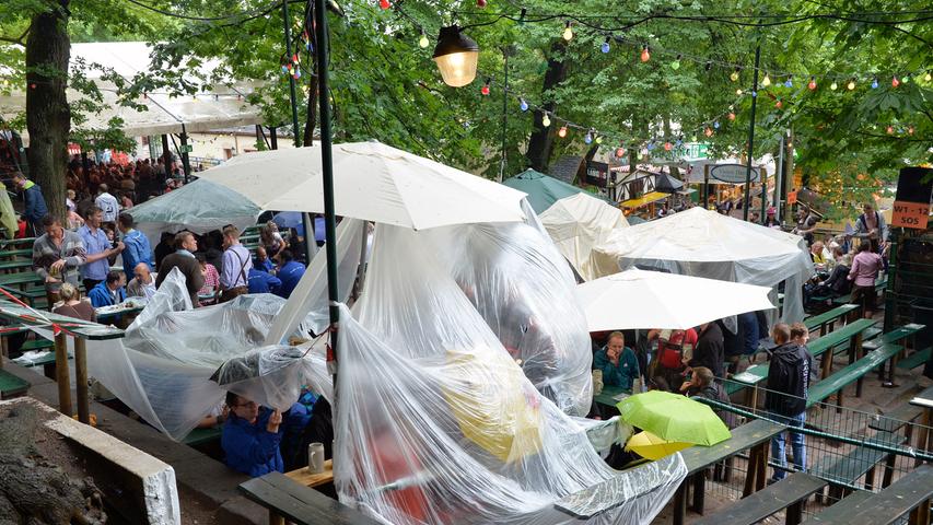 Schirm und Plane: Regen macht Berg-Frühschoppen nichts aus