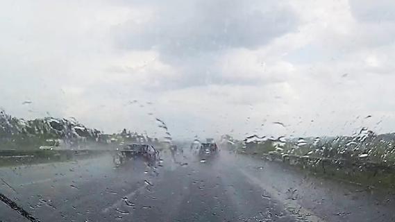 Junge Autofahrerin knallte bei starkem Platzregen auf der A9 in die Leitplanke