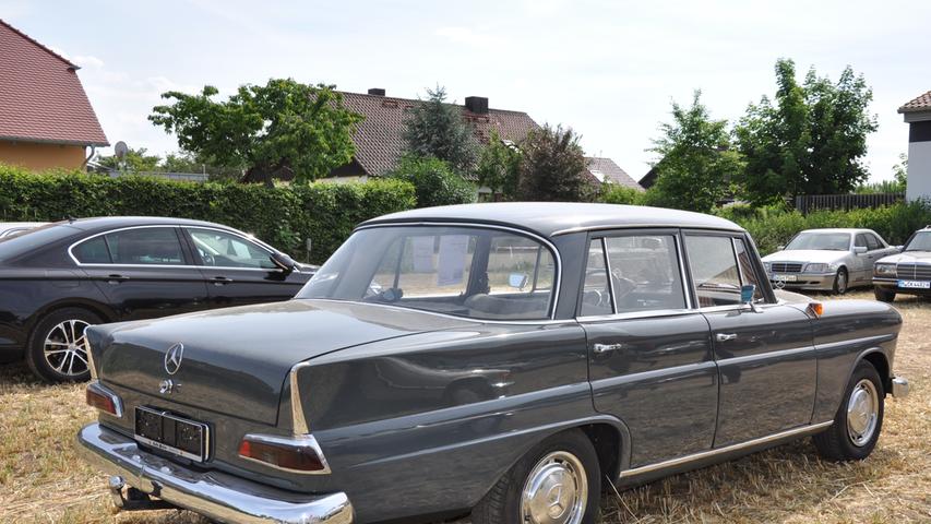 Mercedes-Treffen in Ornbau: So stellt man sich ein "Heckflossen-Fahrzeug" vor, wie es dem damaligen Zeitgeschmack entsprach.