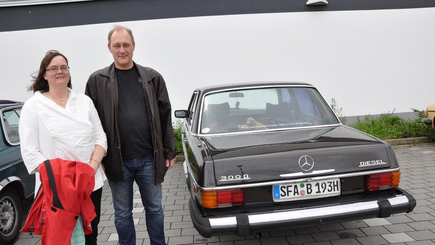 Eine weite Anreise aus Soltau-Fallingbostel in Niedersachsen hatten - wie viele andere - auch Michael und Annette Schmidt mit ihrem original amerikanischen Benz Diesel Baujahr 1975 auf sich genommen.