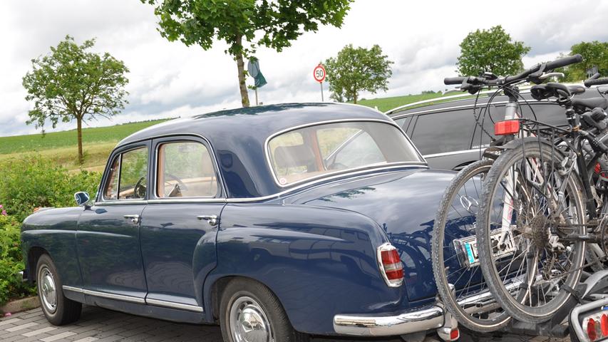 Mit Fahrräder an Bord war dieses historische Mercedes-Benz-Gefährt in Ponton-Form zum Treffen nach Ornbau gekommen.