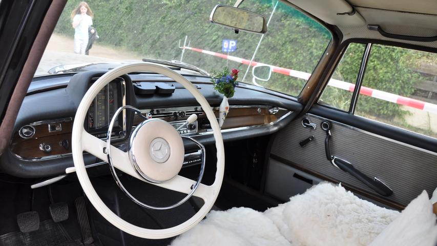 Rainer Kaden aus Calw in Baden-Württemberg gewährt gerne einen Blick in das Innere seines Mercedes Benz aus dem Jahr 1963.