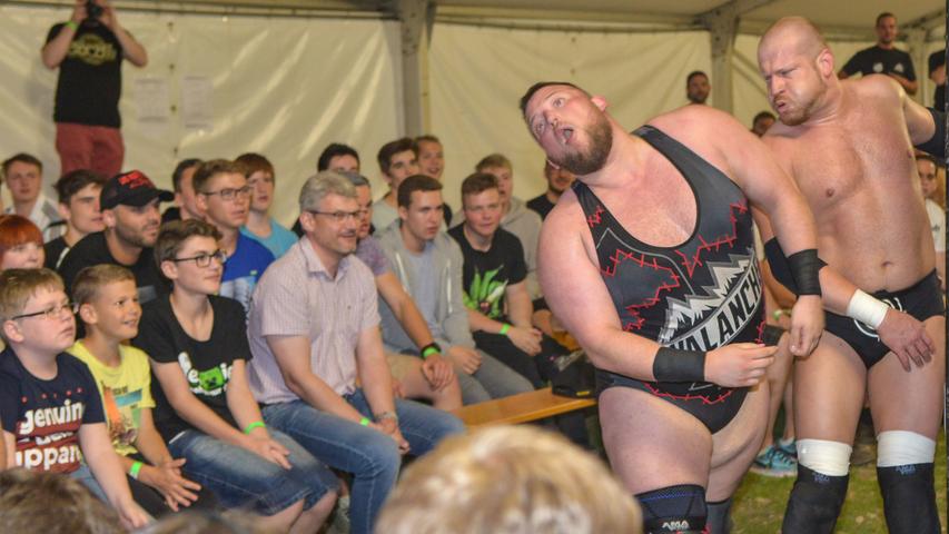 Wenn Absolute Andy mit den Muskeln spielt: Die WXW-Wrestling-Tour in Heuberg