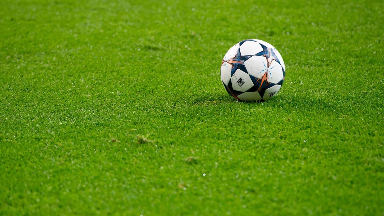 Fußballzuschauer schmettert 62-Jährigen gegen Hauswand