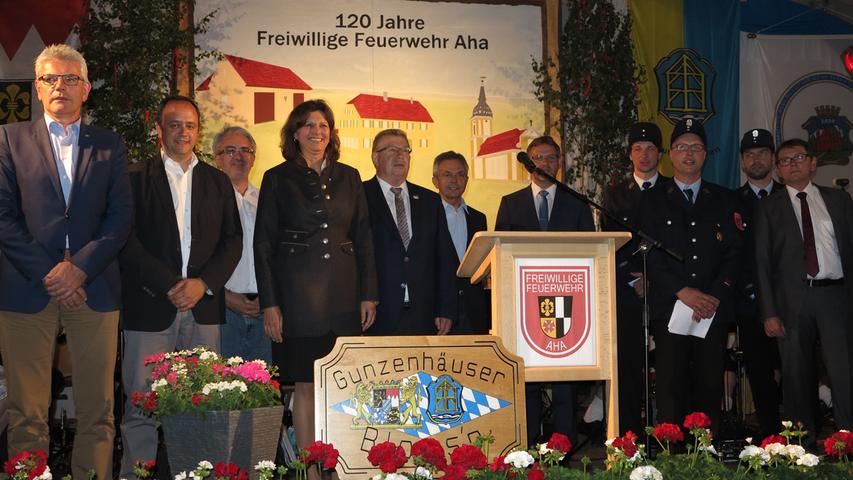 Die Ministerin und stellvertretende Ministerpräsidentin Ilse Aigner mit Vertretern der Wehr und den Mandatsträgern aus der Region.