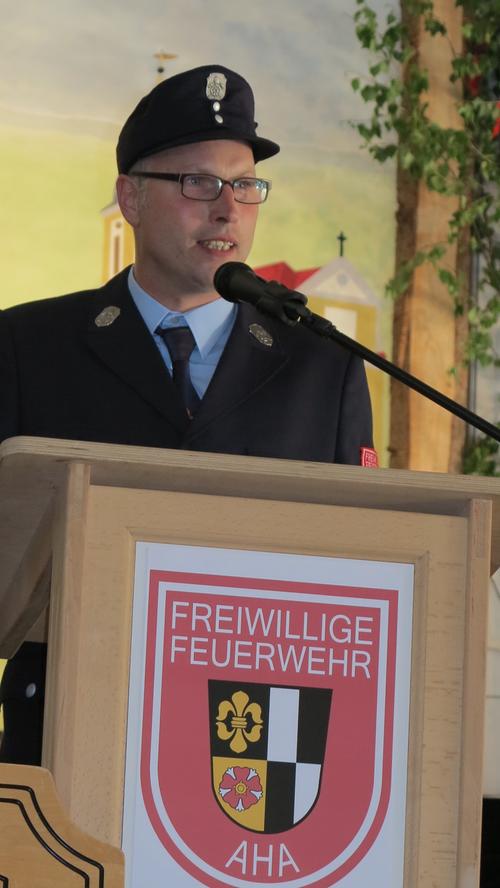 Matthias Rutz, Vorstand der Feuerwehr Aha/Edersfeld, begrüßte alle Gäste im Festzelt.