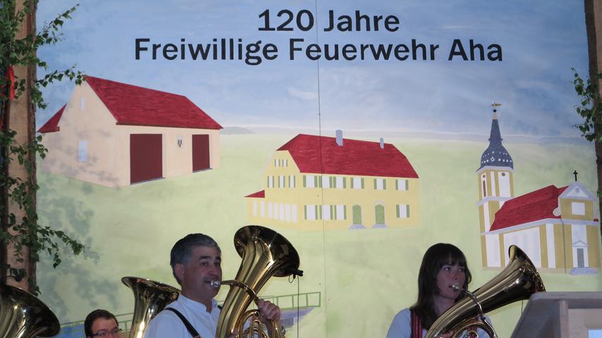 Die Gunzenhäuser Blous'n spielte am politischen Abend anläßlich des 125-jährigen Bestehens der Feuerwehr Aha/Edersfeld im Festzelt auf.