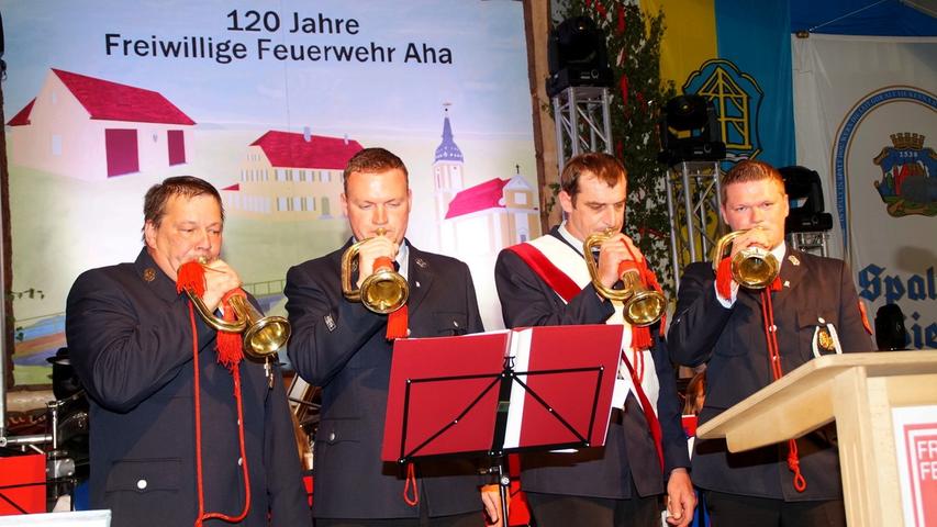 Die vier Hornisten der Wehr aus Aha gaben das Signal zu Beginn des Festabends.