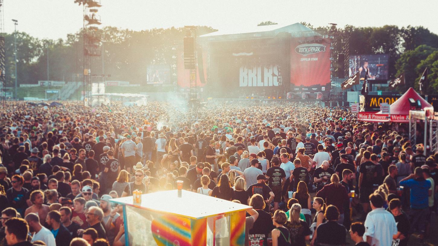 Bei Rock im Park versammeln sich jedes Jahr Zehntausende Festivalfans vor den Bühnen auf dem Zeppelinfeld.