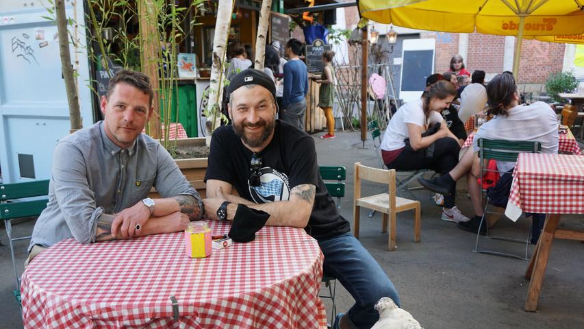 Entspannt und ungezwungen ein Feierabendbier genießen, das macht Marcus im Sommer besonders gerne im Z-Bau-Biergarten in Nürnberg. Auch seiner Hundedame Carla gefällt der gemütliche Garten, in dem bei Live-Musik oder DJ-Abenden viele verschiedene Subkulturen zusammenkommen. Auf der Wiese, in der Hängematte oder am Biertisch kann man sich die selbstgemachten Limonaden, Crépes und Pizza schmecken lassen. Neben Simon und Hofmann serviert der Gastronomische Leiter Heiko sogar das hauseigene Honig Bräu, das im Z-Bau gebraut wird.