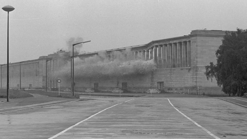 Die Uhr am Dutzendteich stand auf 15.44, als ein Blitz in der Säulengalerie der Tribüne auf dem Zeppelinfeld aufzuckte und 55 der insgesamt 72 Säulen mit einem mächtigen Knall zerbarsten. 17 widerstanden dem Sprengstoff.  Hier geht es zum Artikel vom 
 9. Juni 1967: "Sprengung geht schief."