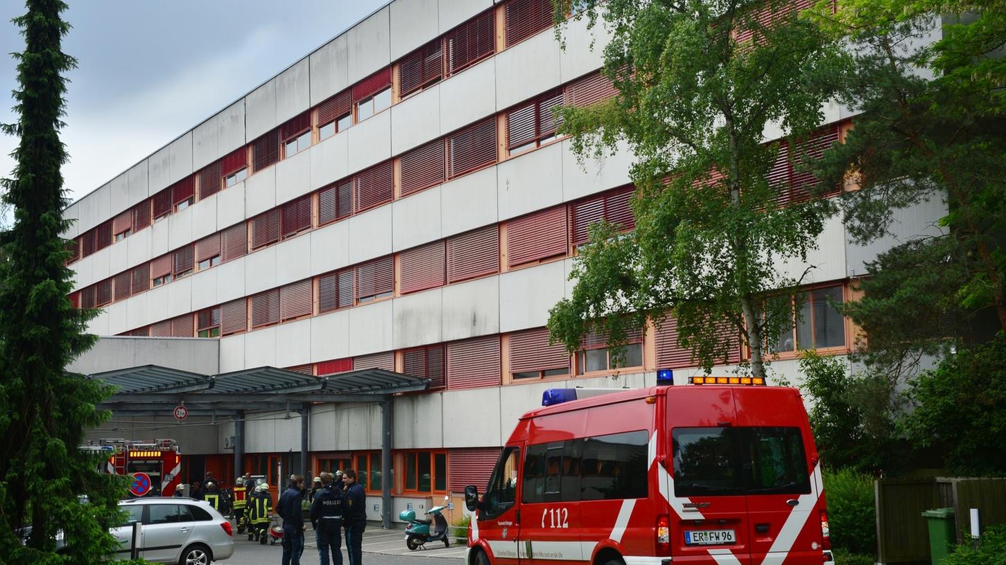 Großalarm in Erlangen: Brand in Bezirkskrankenhaus