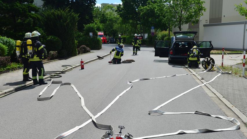 Einsatz in Erlangen: Gas strömt aus einem Auto aus