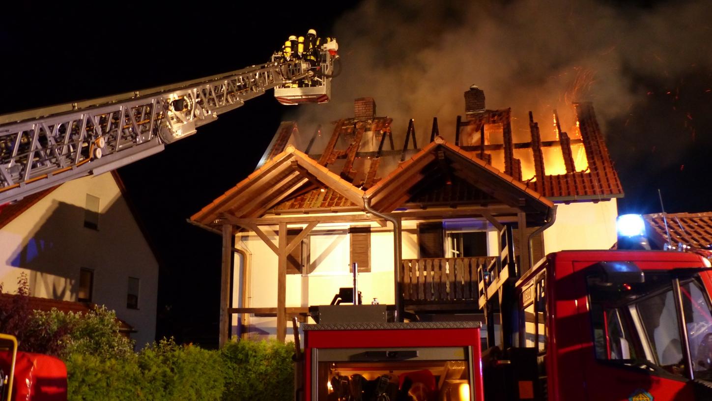 Ein Raub der Flammen wurde der Dachstuhl dieses Einfamilienhauses in Gunzenhausen. Die drei Bewohner des Hauses konnten sich selbst aus dem brennenden Gebäude retten.