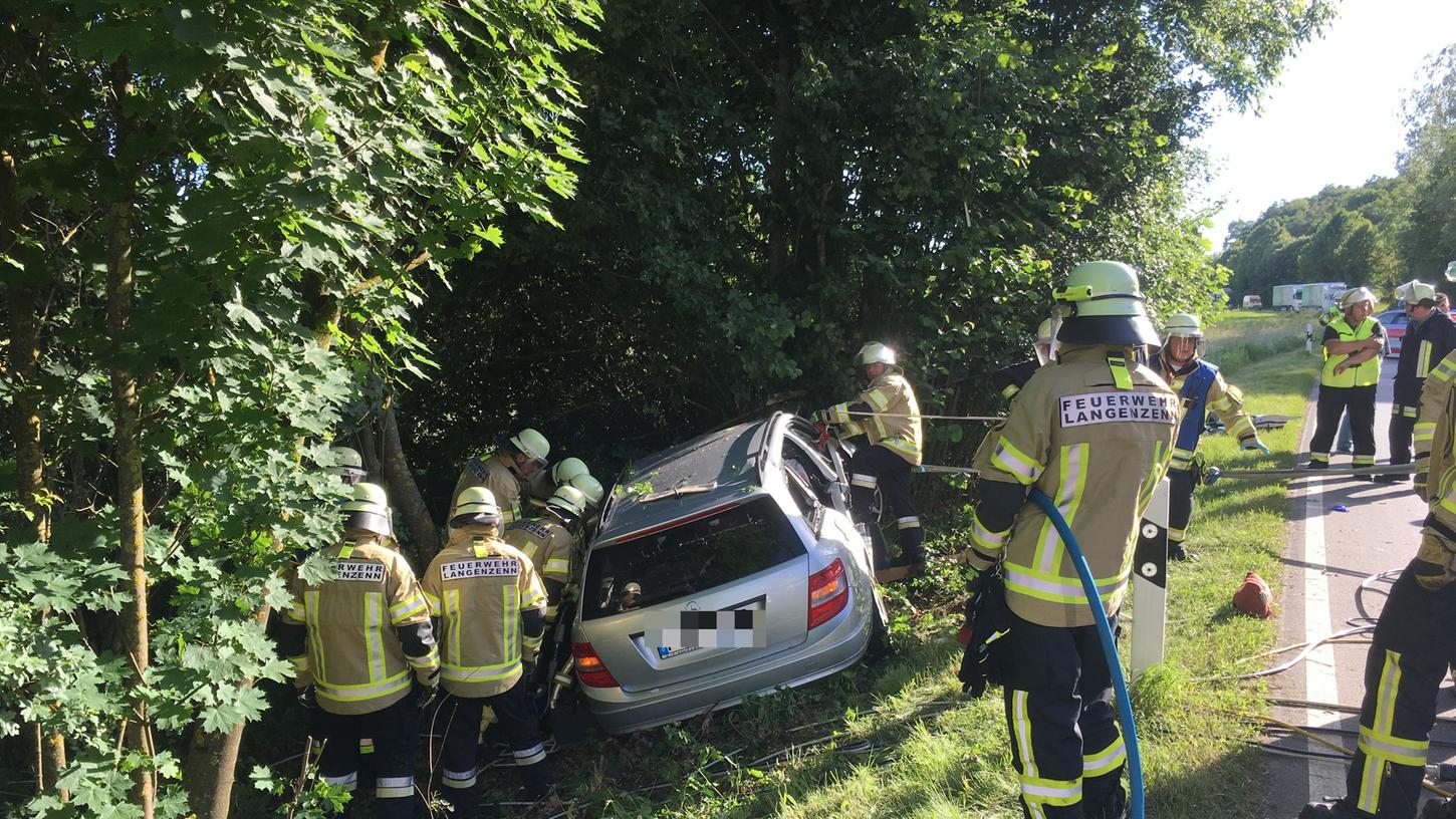 Auto prallt gegen Baum: Straße nach Wilhermsdorf gesperrt