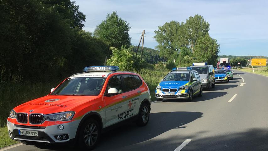 Unfall bei Wilhermsdorf: Auto fährt gegen Baum