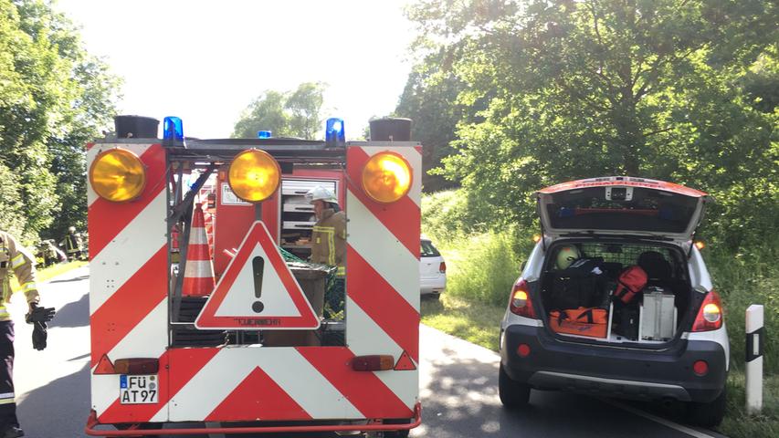 Unfall bei Wilhermsdorf: Auto fährt gegen Baum