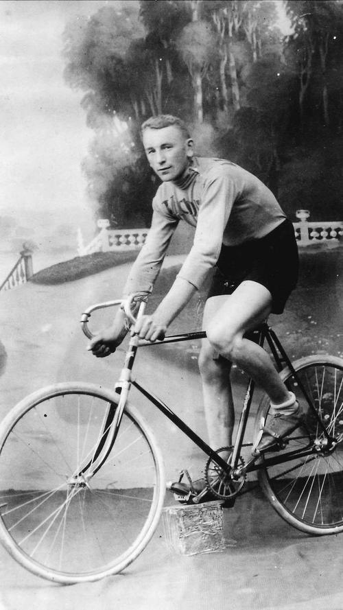 Auch der Gunzenhäuser Fritz Meier stellte sich vor einem schönen Hintergrund zu diesem Bild mit seinem Rennrad, er war Mitglied im Radfahrverein "Solidarität", die Aufnahme stammt wohl aus dem Jahr 1929.