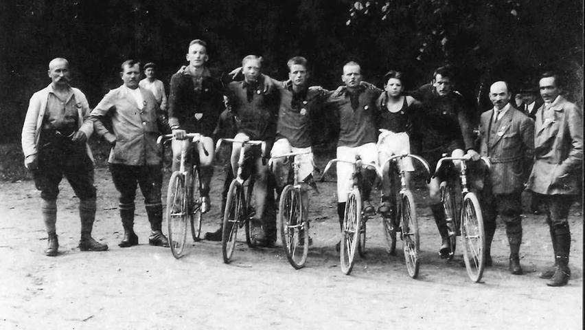 Die Mitgliedern des Arbeiter-Radfahrvereins "Solidarität" stellten sich Anfang der 1920er zu diesem Bild.
