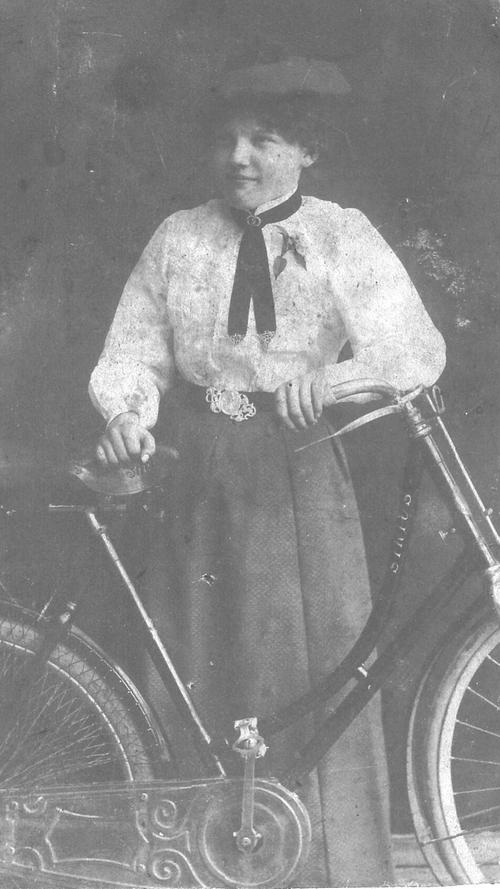Der Sohn des Müllers erbte die Leidenschaft seines Vaters und gründete in der Bahnhofstraße das Fotoatelier Fettinger. Dort entstand um 1908 dieses Bild von der Gastwirtstochter Babette Meyerhuber - sie stammte aus dem Gasthaus Zum Falken am Dr.-Martin-Luther-Platz - mit ihrem Fahrrad.