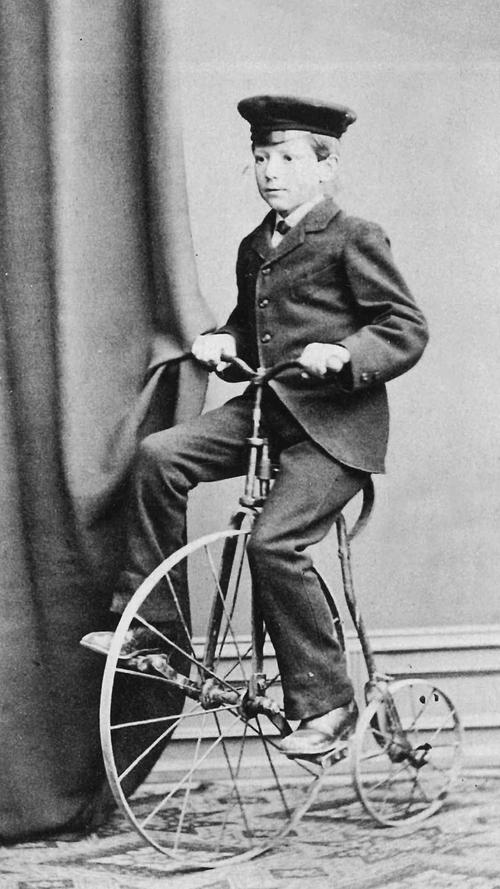 Um 1883 lichtete der Betreiber der Scheupeleinsmühle, dessen Hobby das Fotografieren war, den Sohn des Hotliers Johann Gundel mit seinem Velociped ab. Gummibereifung gab es damals noch nicht.