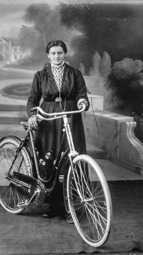 Im Fotoatelier Biella ließ sich Mina Blos mit ihrem Fahrrad in den 1920er Jahren ablichten.