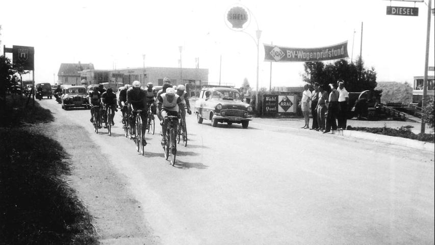 Radrennen waren ein beliebter Zeitvertreib. Hier führte die Strecke 1958 durch die Weißenburger Straße.