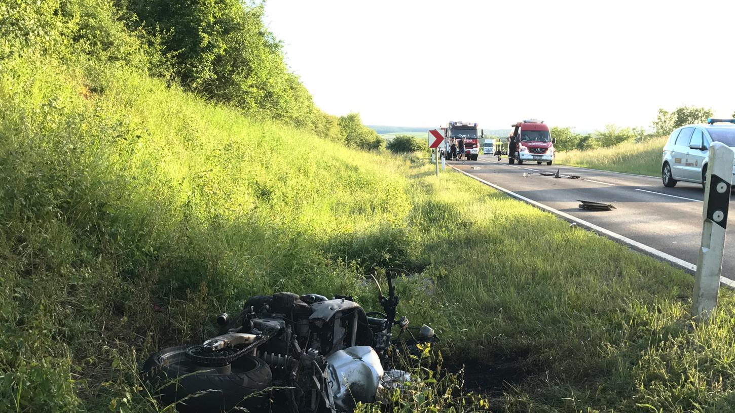 Motorradfahrer schwebt nach Unfall auf B22 in Lebensgefahr