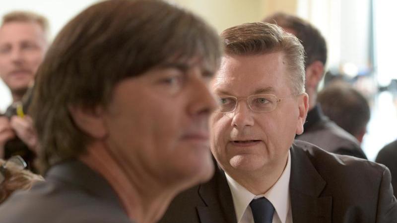 Verantwortung übernehmen? Erstmal sei in Sachen Katar etwa die Politik an der Reihe, sagt Deutschlands oberster Fußballfunktionär. Verantwortung übernehmen? Erstmal sei in Sachen Katar etwa die Politik an der Reihe, sagt Deutschlands oberster Fußballfunktionär.