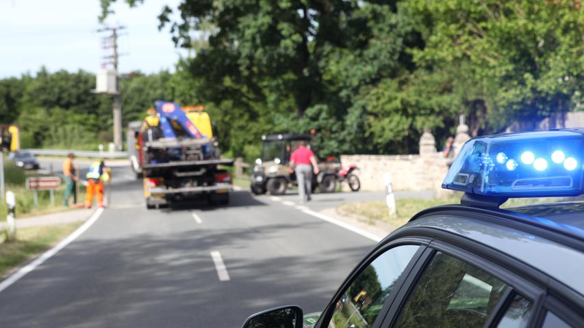 Biker kracht gegen Traktor: 16-Jähriger schwer verletzt