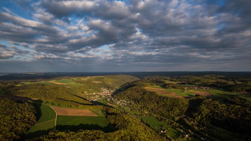 Der Landkreis Forchheim von oben, fotografiert vom Ebermannstädter Fotografen Tom Schneider, bei einer Fahrt im Heißluftballon. Die Fahrt startete in Streitberg und führte über Birkenreuth und Wichsenstein.