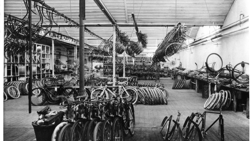 Marschütz' Firma entwickelte sich schnell zu einem der größten Hersteller in Europa. Die 1886 gegründete Velozipedfabrik Hercules (hier ein Bild der Produktionsräume im Jahr 1930) war jedoch nur eine von vielen Firmen in Nürnberg.