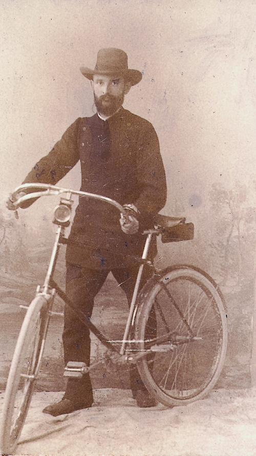 Nicht nur in Nürnberg war man begeistert von dem neuen Fortbewegungsmittel. So legte sich Robert Bosch 1890 ein Fahrrad zu, um damit seine Kunden in Stuttgart zu besuchen. Das Foto bildete zugleich die Vorderseite seiner Visitenkarte.