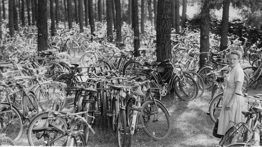 "There are nine million bicycles in Beijing", singt Katie Melua, aber in den 1950er Jahren musste sich Nürnberg fahrradtechnisch nicht vor der chinesischen Metropole verstecken. Hier ein Schnappschuss vom völlig überfüllten Fahrrad-Abstellplatz vor dem örtlichen Stadion.