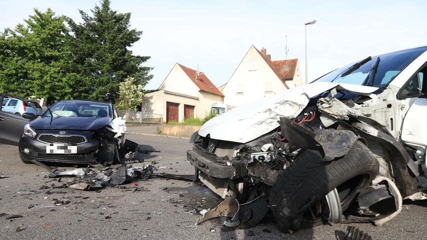 Frontalkollision in Mühlendorf: Fahrer gerät in Gegenverkehr