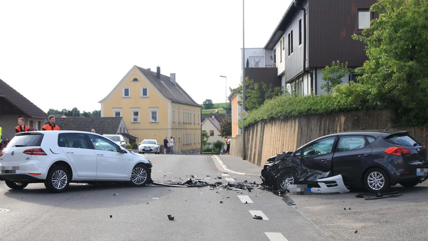 Frontalkollision in Mühlendorf: Fahrer gerät in Gegenverkehr