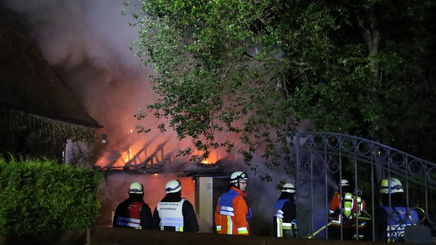 Brand auf Gut Maiach: Zwei Fahrzeuge werden Raub der Flammen