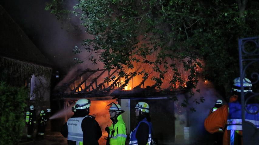 Brand auf Gut Maiach: Zwei Fahrzeuge werden Raub der Flammen