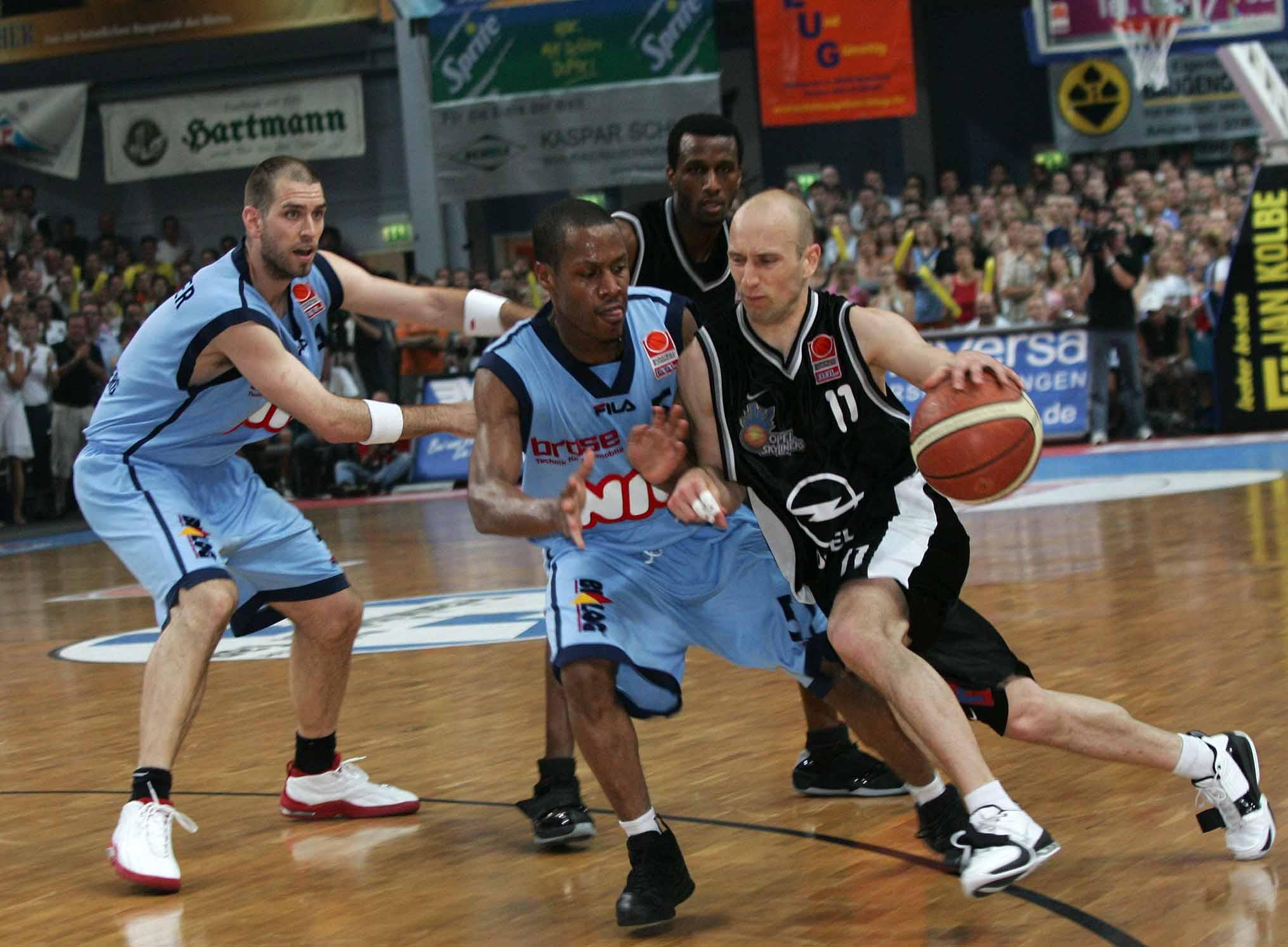 Nach den Vizemeisterschaften 2003 und 2004 sichern sich Bambergs Basketballer, damals noch unter dem Namen GHP Bamberg, den ersten Titel ihrer Geschichte. In einer packenden Finalserie bezwingt das Team von Dirk Bauermann die Opel Skyliners Frankfurt in fünf Spielen. Zuvor schaltete Bamberg in den Playoffs Oldenburg und Gießen souverän aus. Der erste Meistertitel ist keine Überraschung, so stark wie die Oberfranken in den beiden Jahren zuvor spielten. Trotzdem ist er für die Region etwas besonderes: Freak City ist geboren.