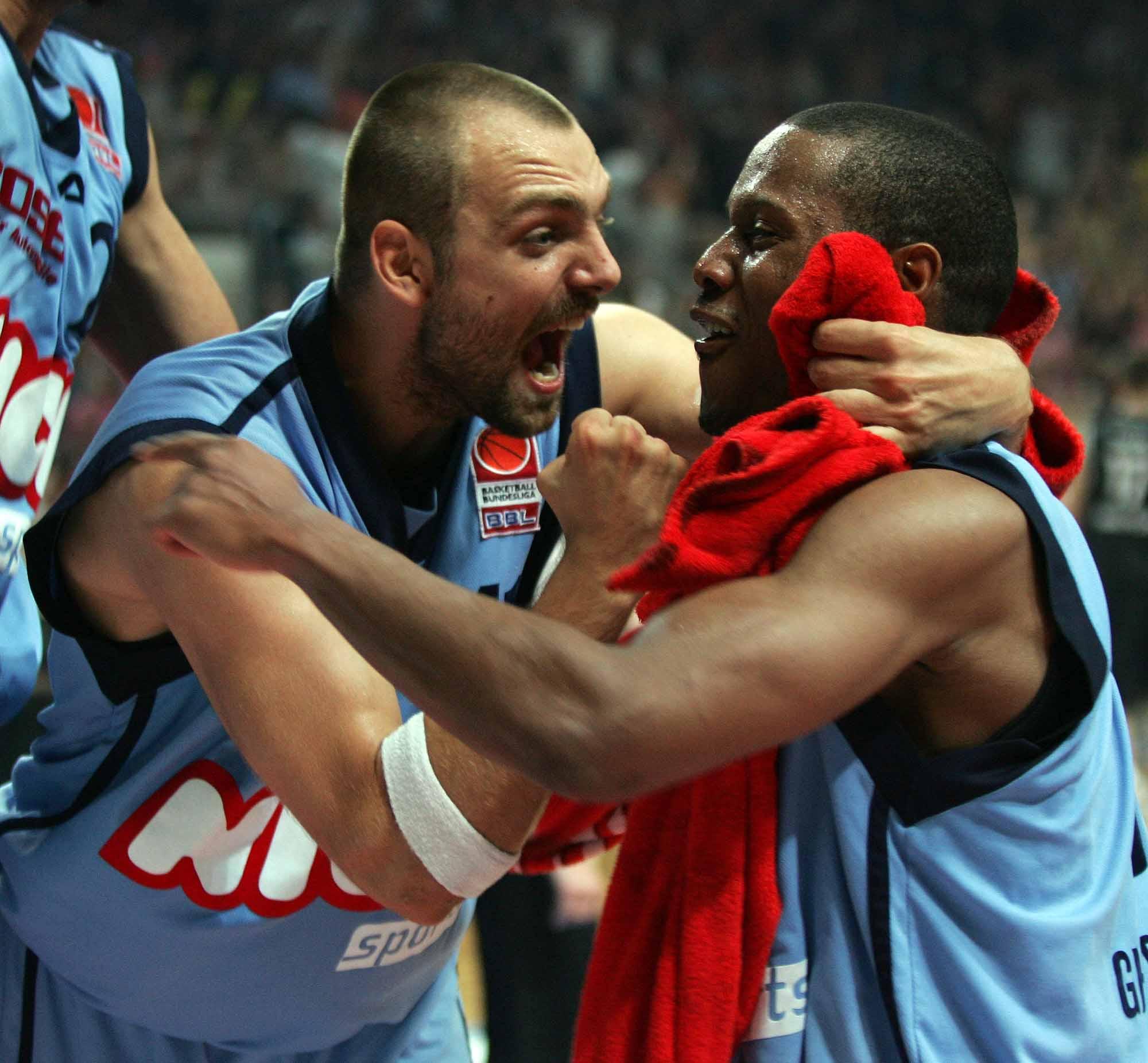 Das Bamberger Meisterteam 2004/05: Philipp Först, Steffen Hamann, Demond Mallet, Adam Radomirovic, Rick Stafford, Derrick Taylor, Koko Archibong, Hurl Beechum, Uvis Helmanis, Ivan Pavic, Max Weber, Volkmar Zapf, Chris Ensminger, Raymond Hasler, Dirk Mädrich, Mike Nahar.