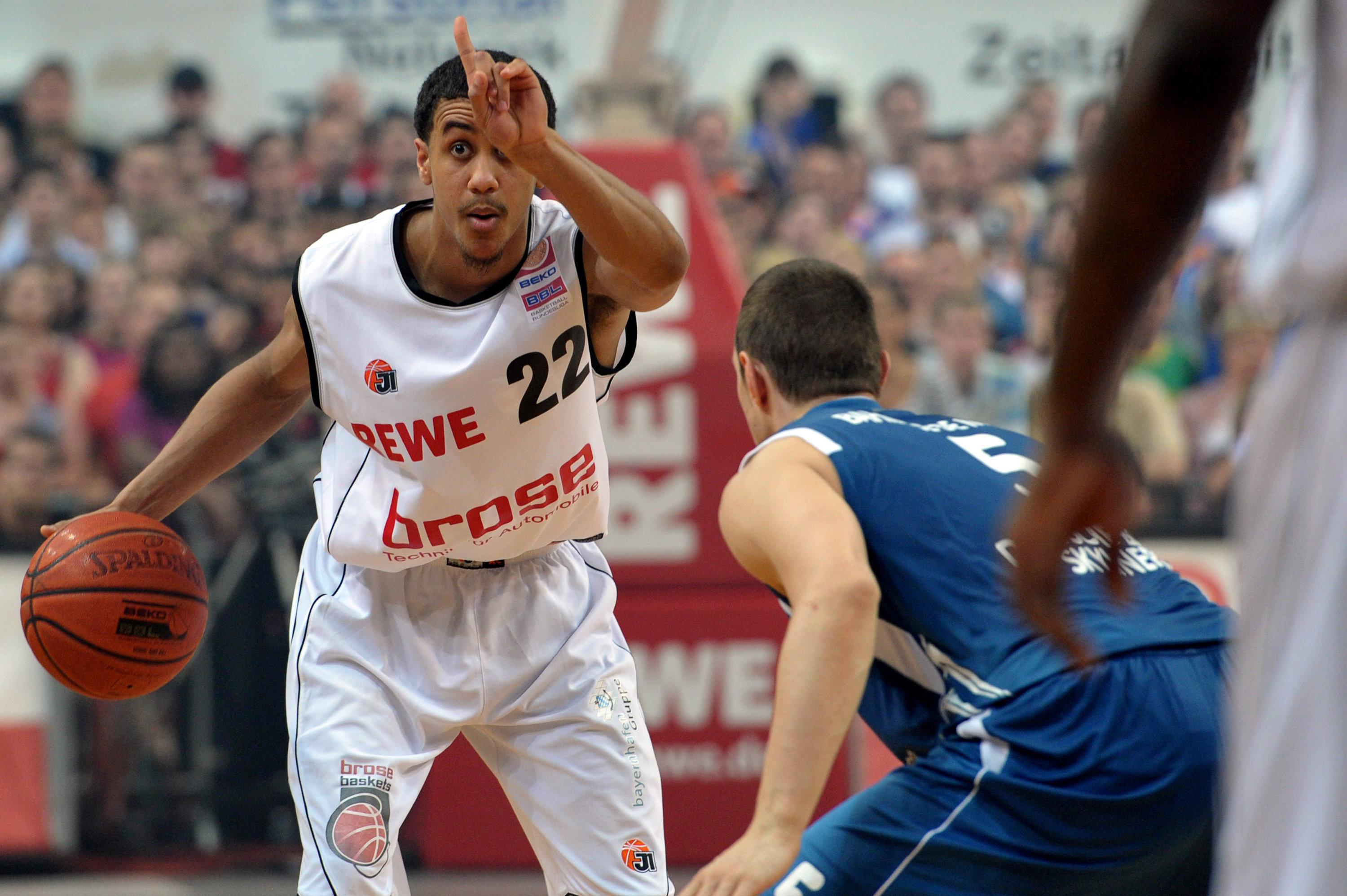 Nach einer zweijährigen Durststrecke - angesichts der späteren Erfolge der Bamberger Basketballer lässt sich die meisterschaftslose Periode von 2008 bis 2009 tatsächlich so bezeichnen - gelingt den Oberfranken die dritte Meisterschaft. Nach Sweeps in Viertel- und Halbfinale gegen Bonn und Braunschweig wartet Frankfurt auf das Team von Chris Fleming.