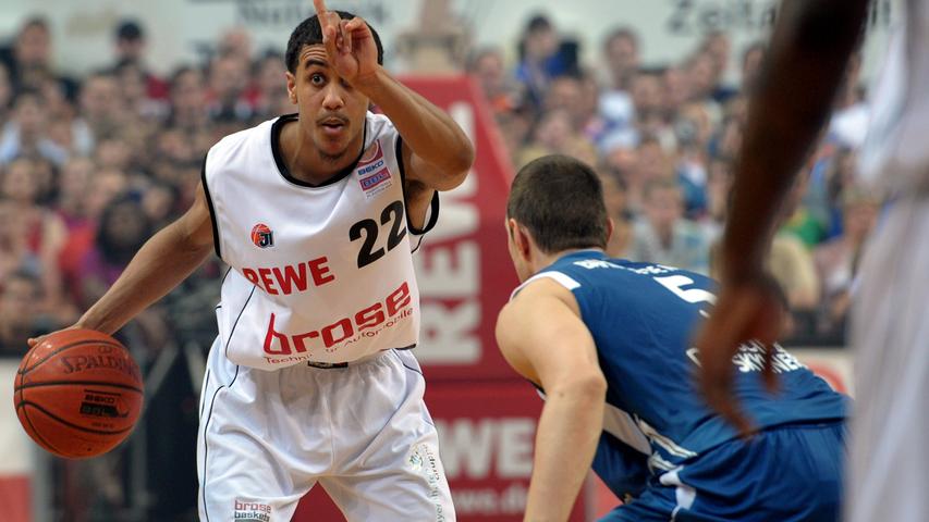 Nach einer zweijährigen Durststrecke - angesichts der späteren Erfolge der Bamberger Basketballer lässt sich die meisterschaftslose Periode von 2008 bis 2009 tatsächlich so bezeichnen - gelingt den Oberfranken die dritte Meisterschaft. Nach Sweeps in Viertel- und Halbfinale gegen Bonn und Braunschweig wartet Frankfurt auf das Team von Chris Fleming.